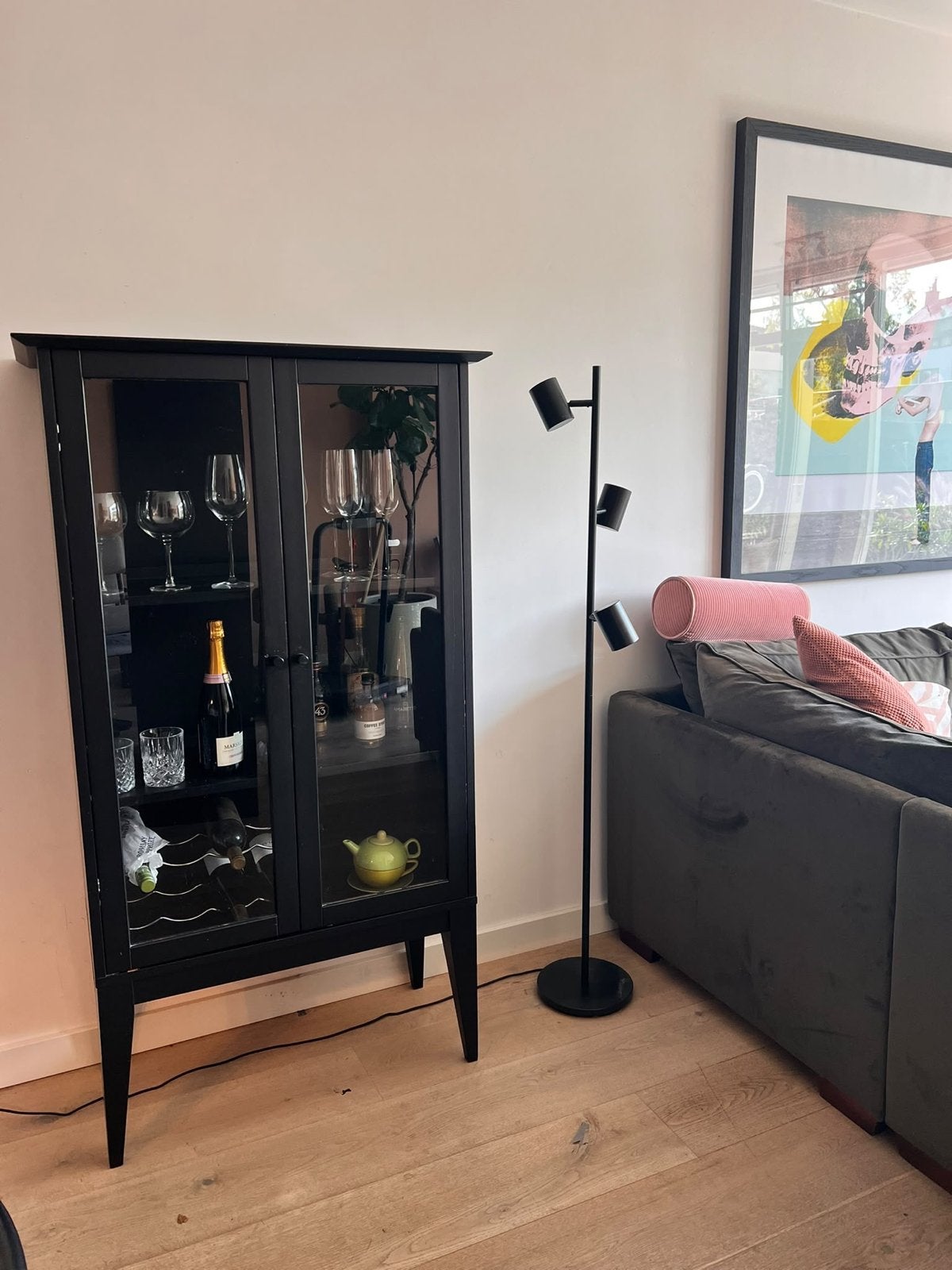 Zwarte glazen vitrinekast met deuren en planken, Huis en Inrichting, Ophalen, Gebruikt, 50 tot 100 cm, Glas