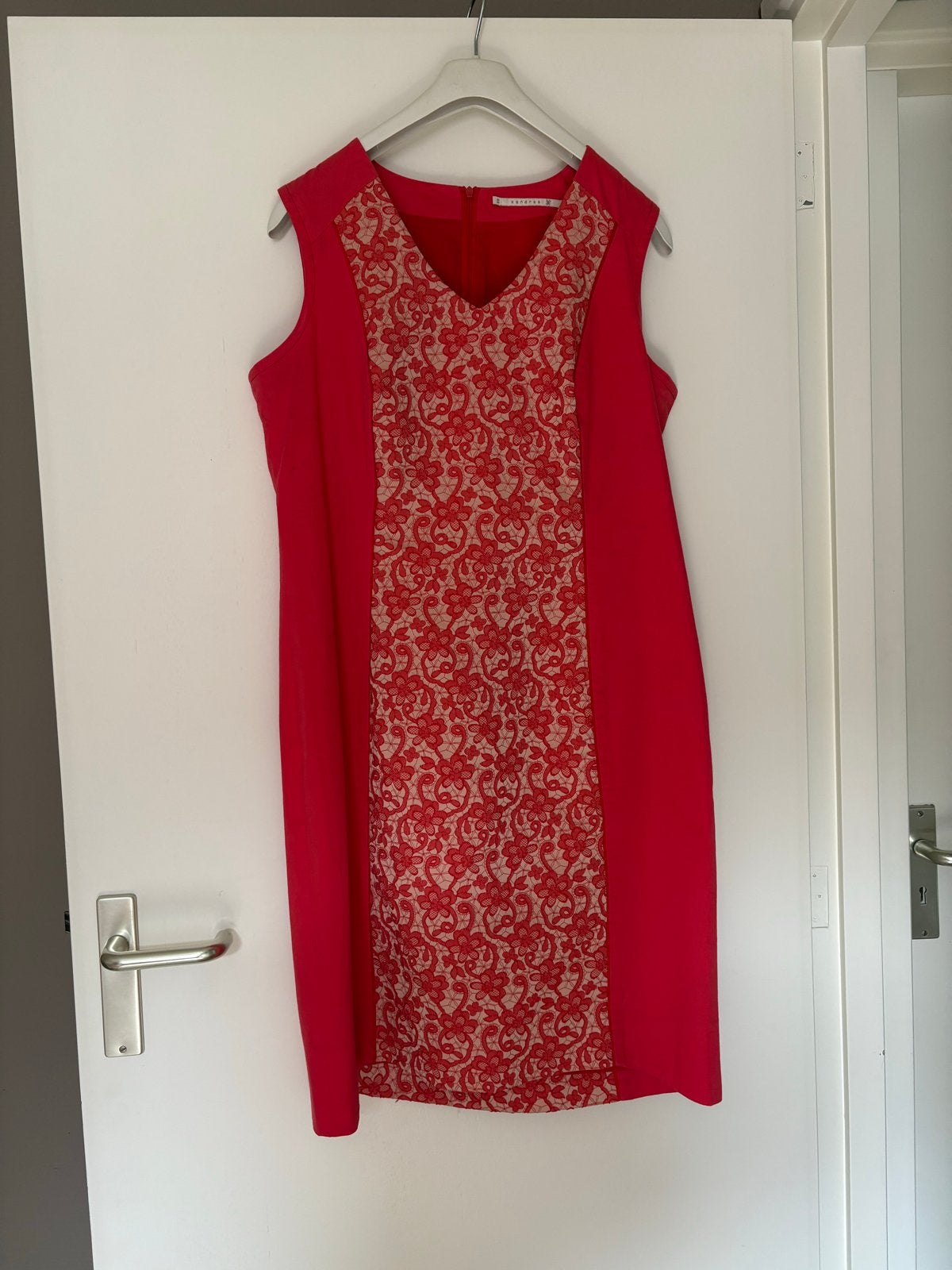 Mooie rode jurk van Xandres, maat 44, zo goed als nieuw, Kleding | Dames, Jurken, Maat 42/44 (L), Ophalen of Verzenden, Zo goed als nieuw