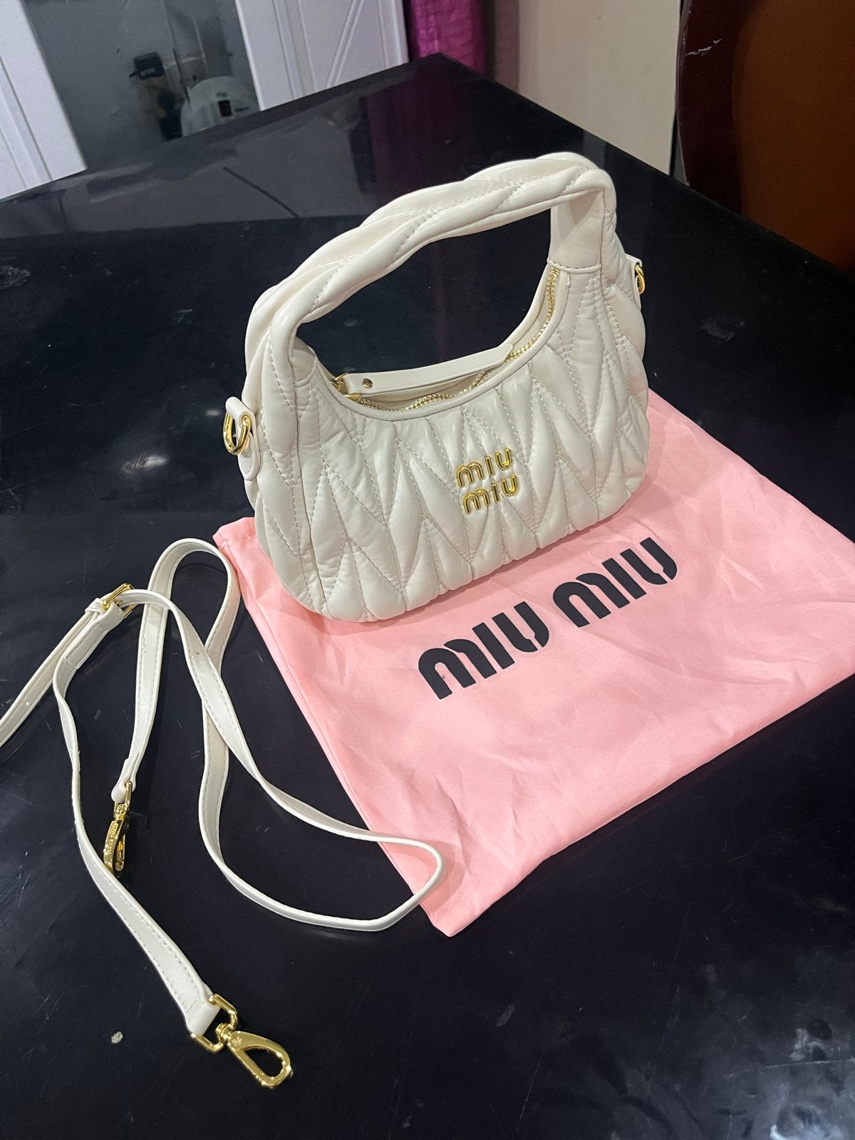 Miu Miu Matelassé Schoudertasje in Crème, Sieraden, Tassen en Uiterlijk, Tassen | Damestassen, Zo goed als nieuw, Schoudertasje