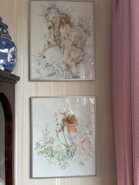 2 schilderijen op linnen geborduurd met paarden en meisjes, Huis en Inrichting, Woonaccessoires | Schilderijen, Tekeningen en Foto's