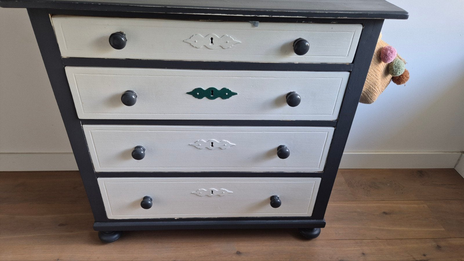 dressoir met mooie details, Ophalen, Zo goed als nieuw, 3 of 4 laden, Minder dan 100 cm