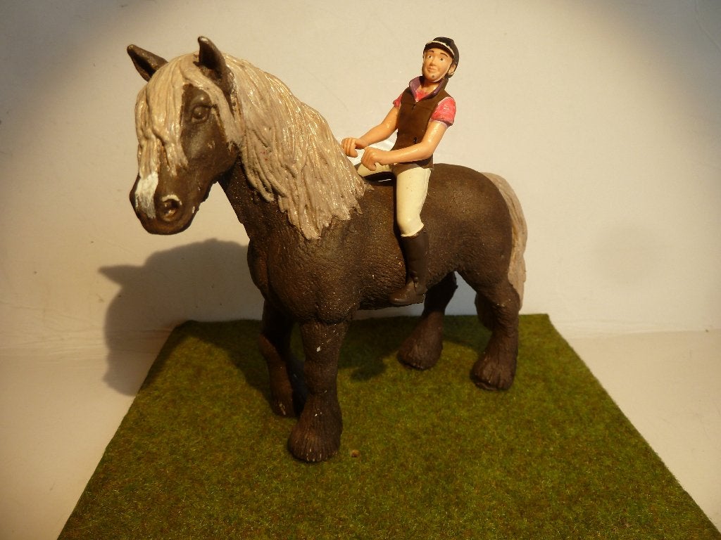 REU met Jockey.     13 cm. lang  & 7 cm. op z'n benen, Ophalen of Verzenden, Zo goed als nieuw