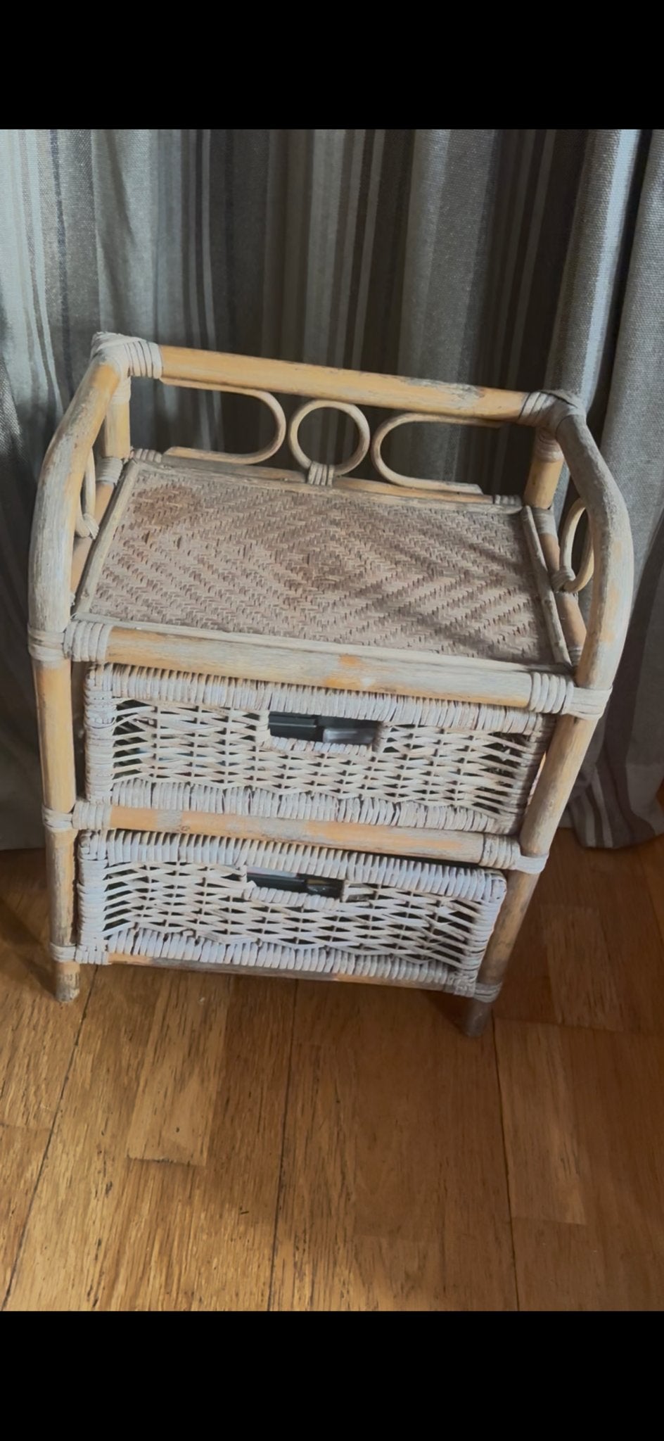 Vintage rotan nachtkastje met 2 lades kastje, Overige materialen, Gebruikt, Minder dan 45 cm, 55 tot 70 cm