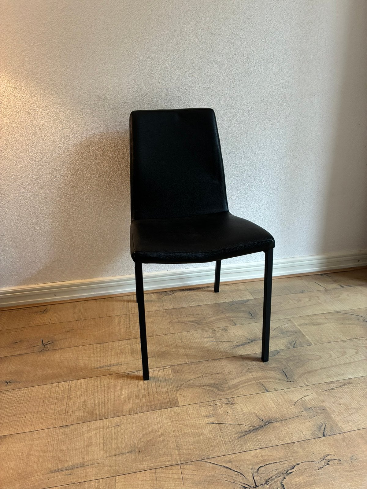 6x JYSK zwarte eetkamerstoelen – kunstleer, Ophalen of Verzenden, Zo goed als nieuw, Zwart, Vijf, Zes of meer stoelen
