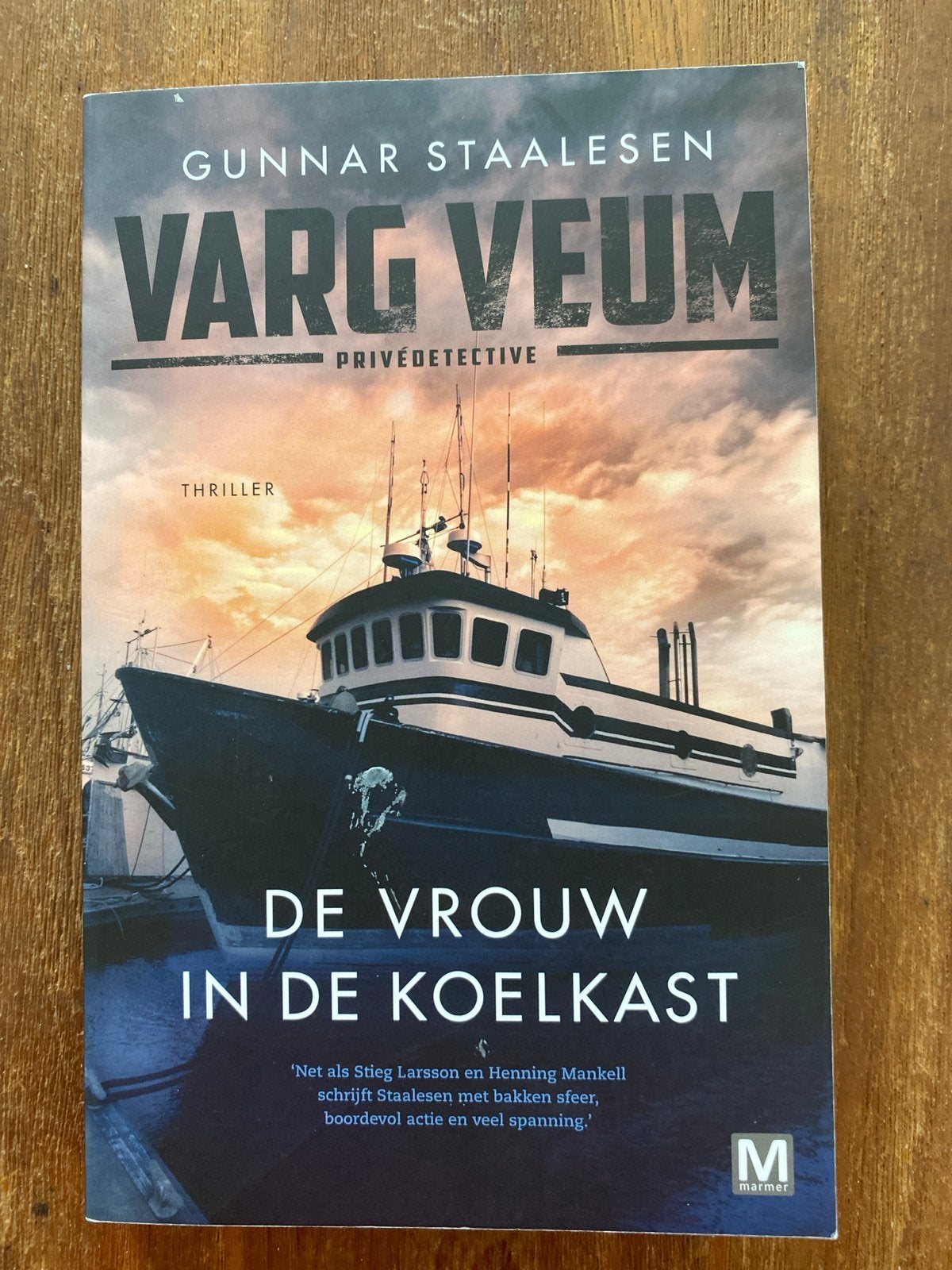 Varg Veum: De Vrouw in de Koelkast - Gunnar Staalesen, Boeken, Ophalen of Verzenden, Gelezen, Scandinavië