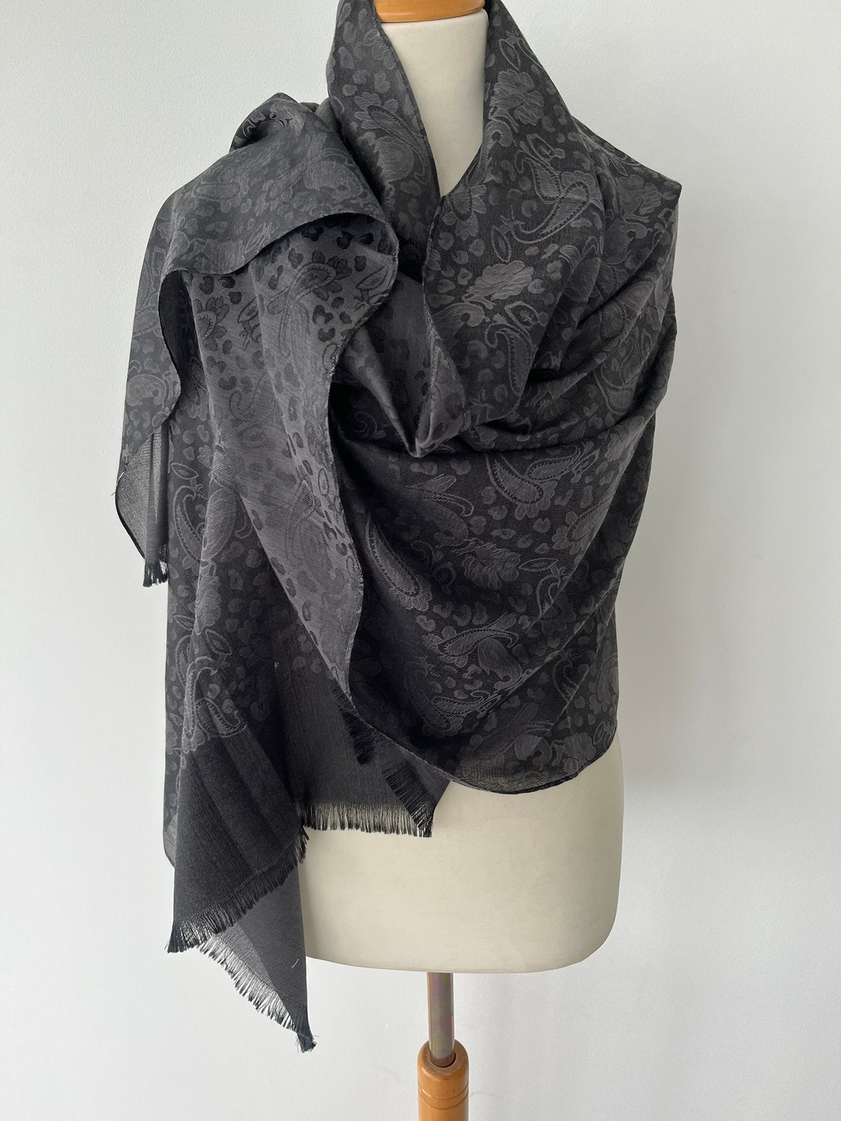sjaal in verschillende tinten grijs van silk touch viscose, Ophalen of Verzenden, Nieuw, Maat 42/44 (L), Sjaal
