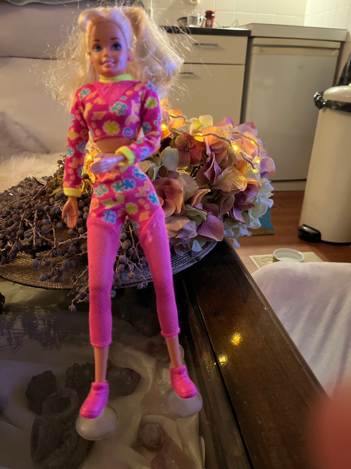 Vintage Barbie pop in roze sportoutfit, Ophalen of Verzenden, Gebruikt, Barbie