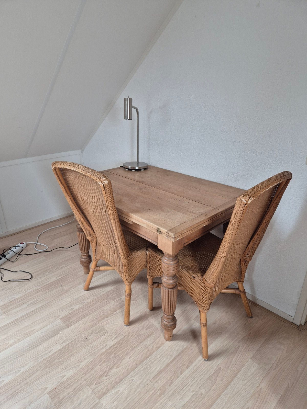 Oude Houten Uitklapbare Tafel met 2 Rotan Stoelen, Ophalen of Verzenden
