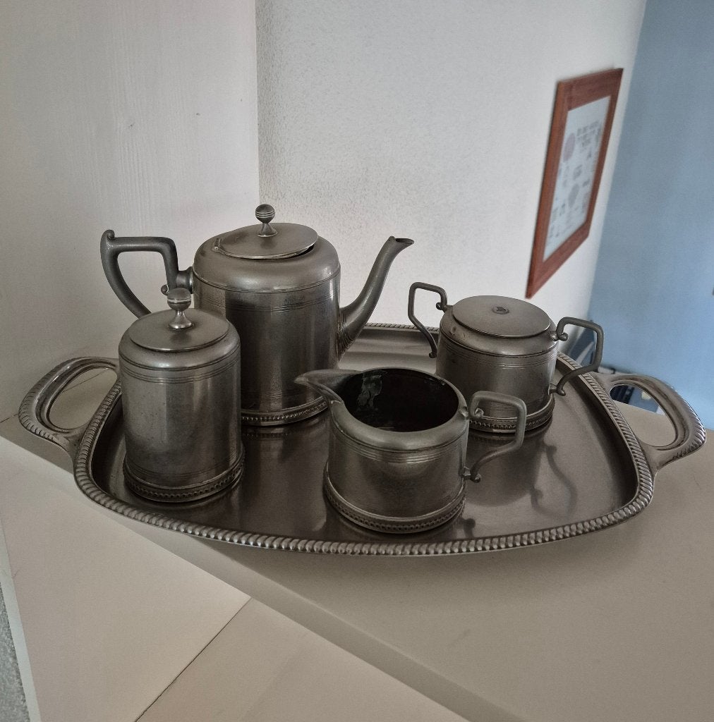 Tinnen theeservies, Ophalen