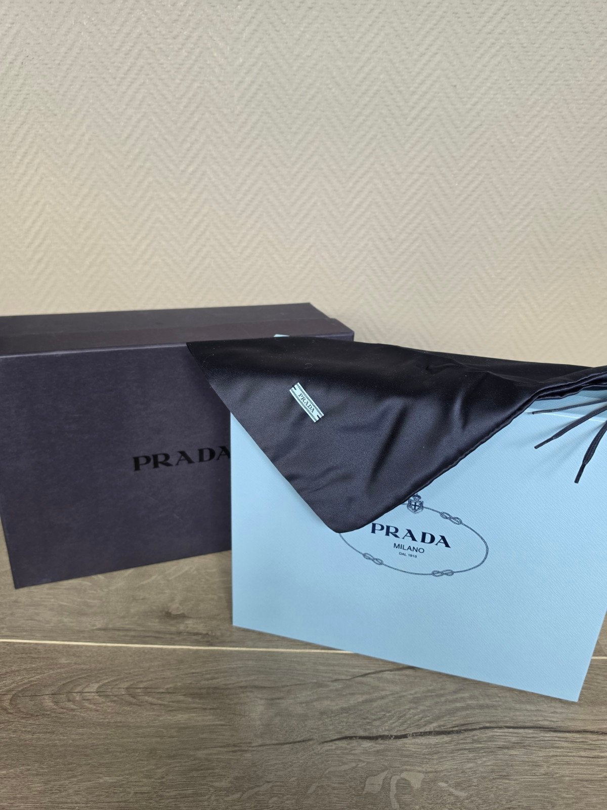 Prada dozen met dustbags, Sieraden, Tassen en Uiterlijk, Tassen | Damestassen, Ophalen of Verzenden, Nieuw, Zwart