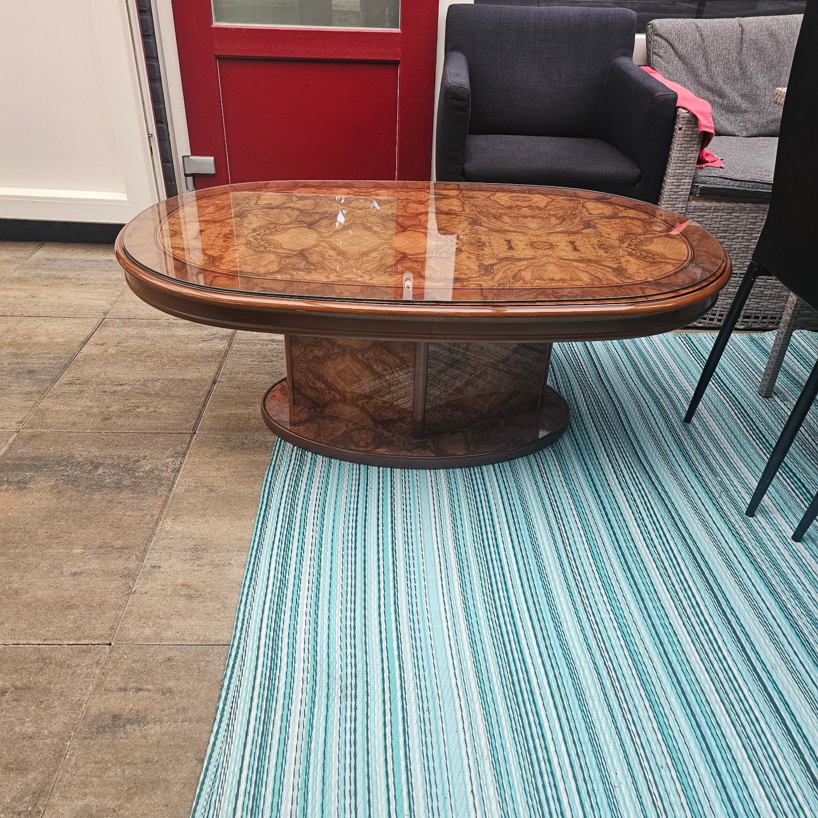 Ovale salontafel met glazen blad en wortelnotenfineer, Ophalen, 100 tot 150 cm, Overige houtsoorten, Zo goed als nieuw