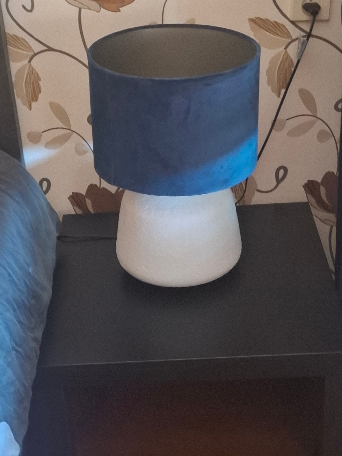 Moderne tafellamp met blauwe velours kap, Huis en Inrichting, Textiel, Modern, Ophalen, Blauw