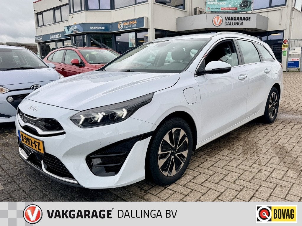 Kia Ceed Sportswagon 1.6 GDI PHEV Dynamicline (bj 2023), Auto's, Automaat, Stof, Gebruikt, Wit