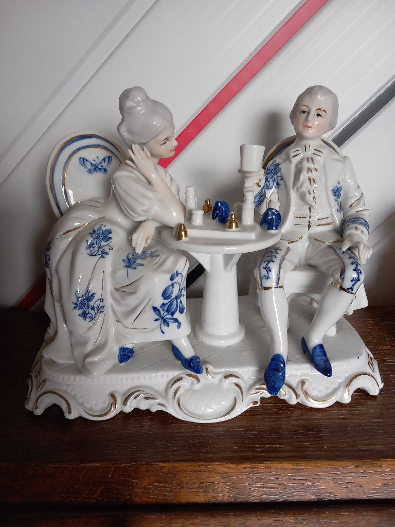 Groot porseleinen beeldje schaakspelend Victoriaans koppel, Antiek en Kunst, Antiek | Porselein, Ophalen