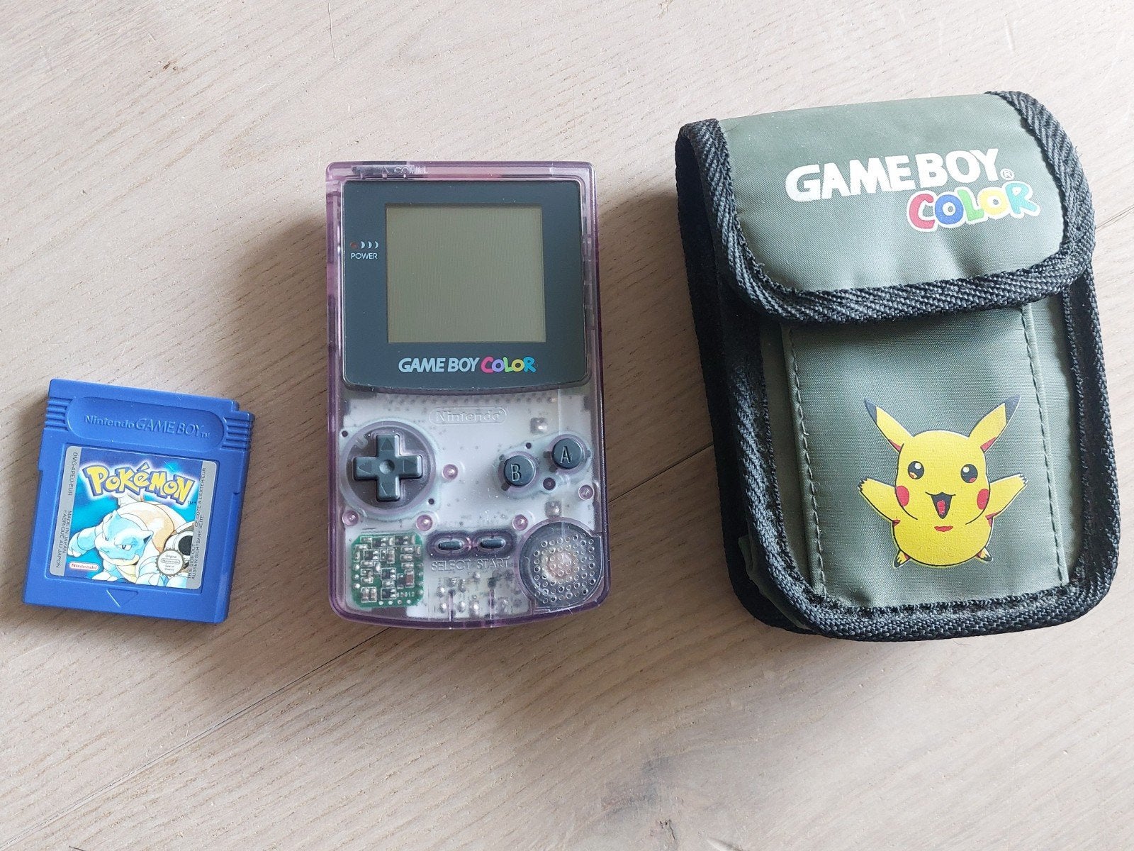 nintendo GameBoy Color met Pokémon Blue en Pikachu hoesje, 1 speler, Ophalen of Verzenden, Zo goed als nieuw, Role Playing Game (Rpg)