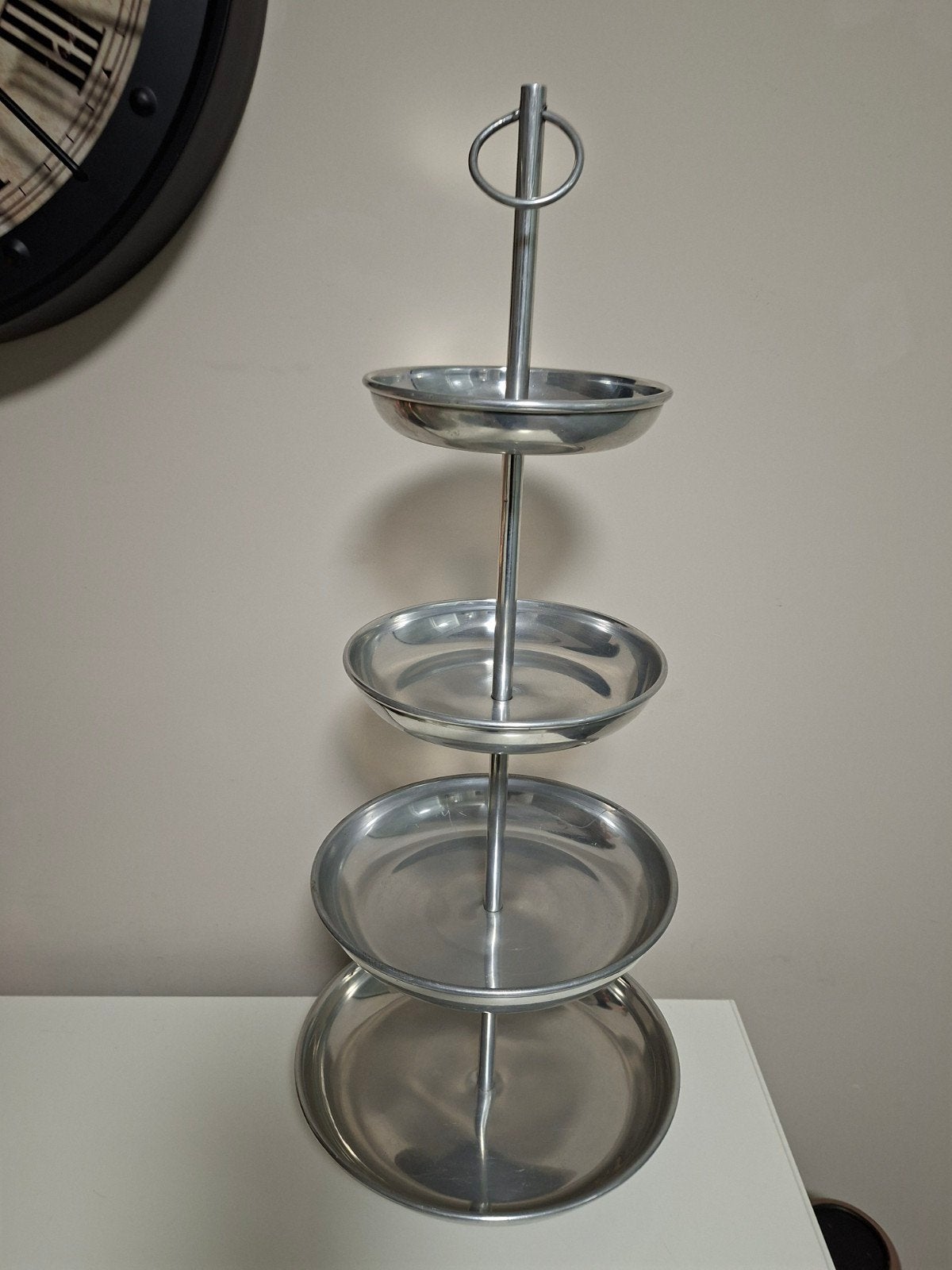 Elegante etagère met 4 lagen, zilverkleurig metaal 75 cm hoo, Ophalen of Verzenden, Zo goed als nieuw