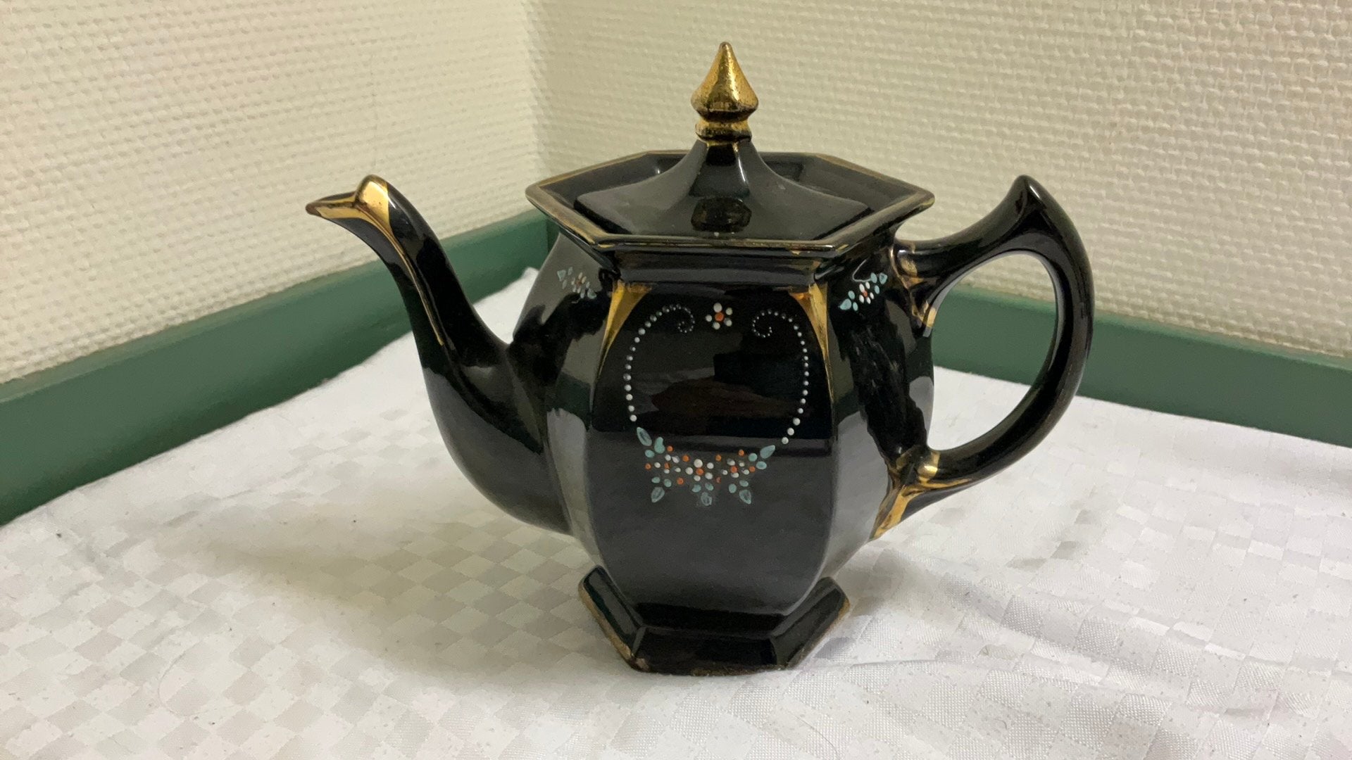 Theepot, jackfield stijl, handgedecoreerd, vintage Engeland, Antiek en Kunst, Ophalen of Verzenden