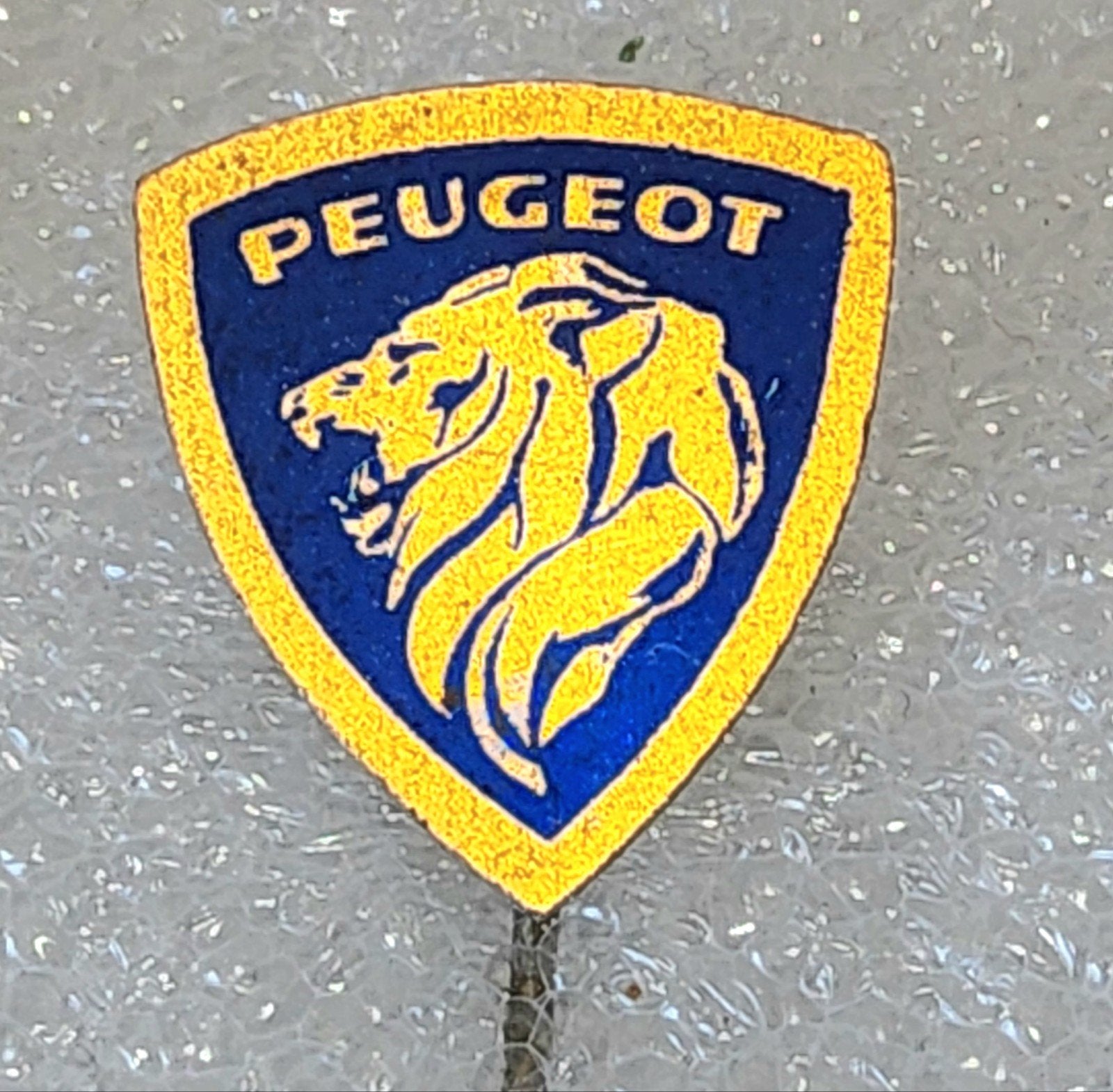 Vintage Peugeot Speldje - Leeuw Logo, Ophalen of Verzenden, Gebruikt, Merk, Speldje of Pin