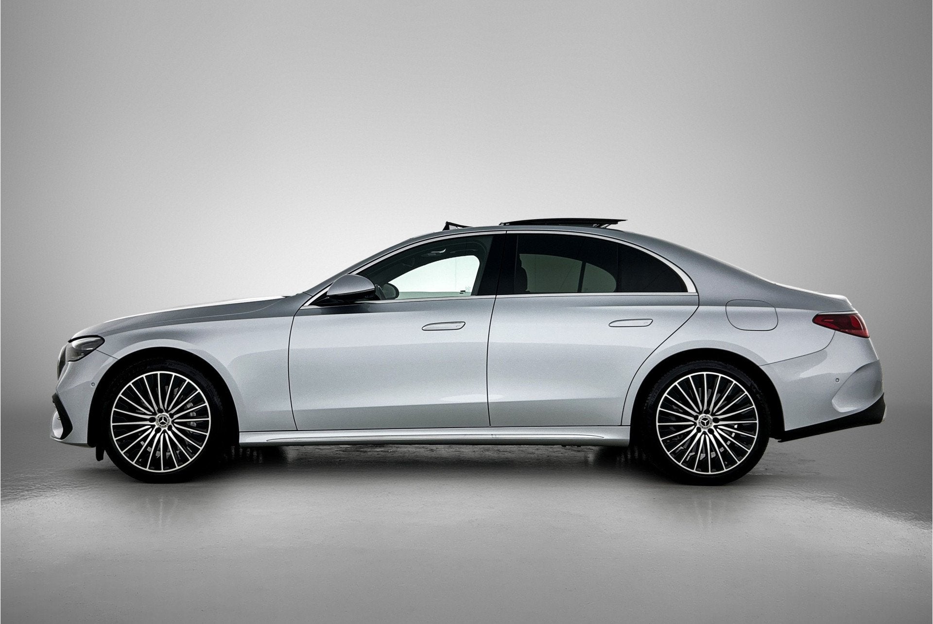 Mercedes-Benz E-Klasse 300 e Sport Edition Panoramadak | Mem, Auto's, Automaat, 12 maanden, Achterwielaandrijving, Leder en Stof