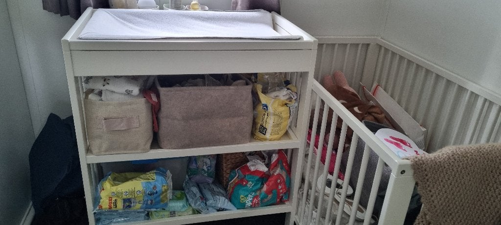 Te koop z.g.a.n. Commode +ledikant +matras+aankleedkussen, Ophalen of Verzenden, Zo goed als nieuw, Jongetje of Meisje