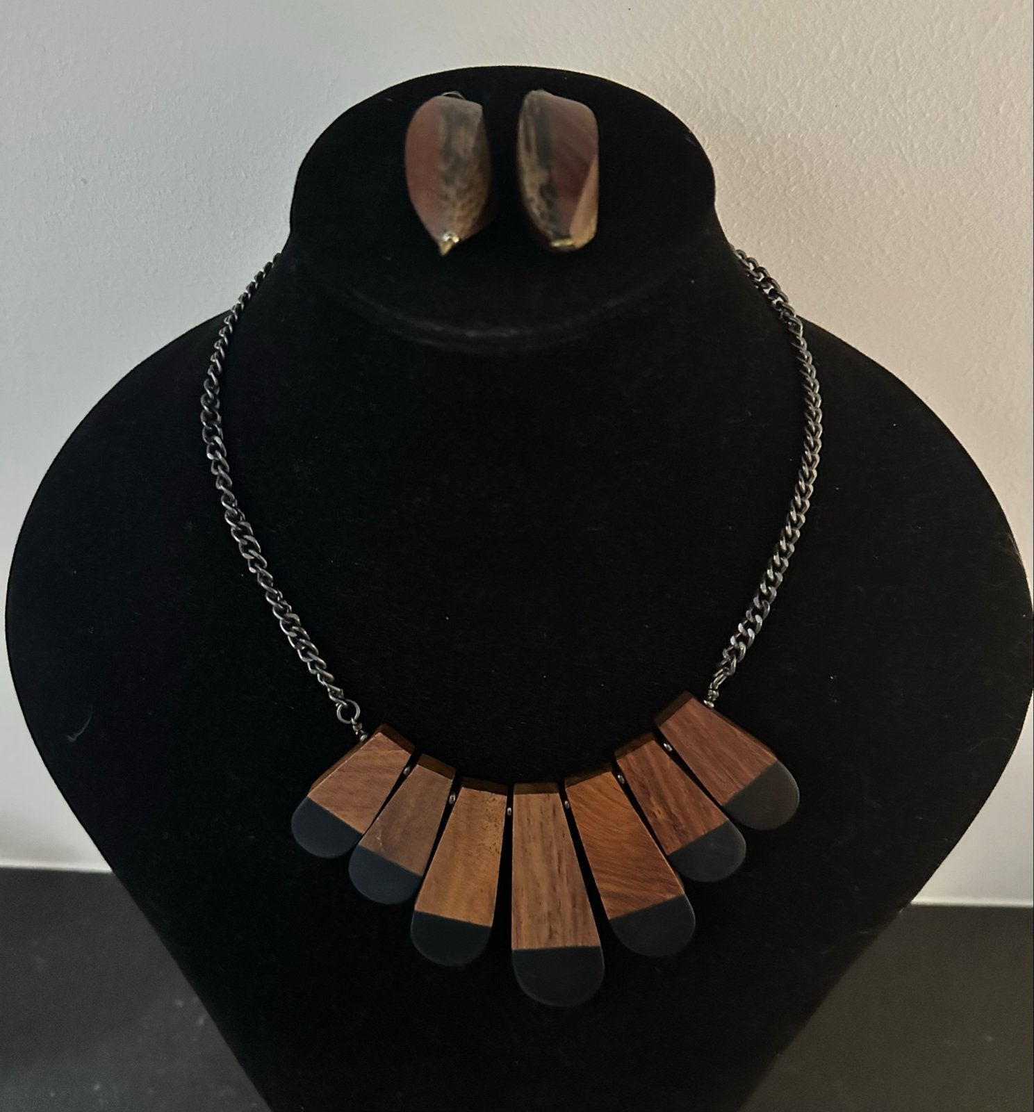 Houten ketting en oorbellen set - Uniek design, Ophalen of Verzenden, Zo goed als nieuw, Bruin, Overige materialen