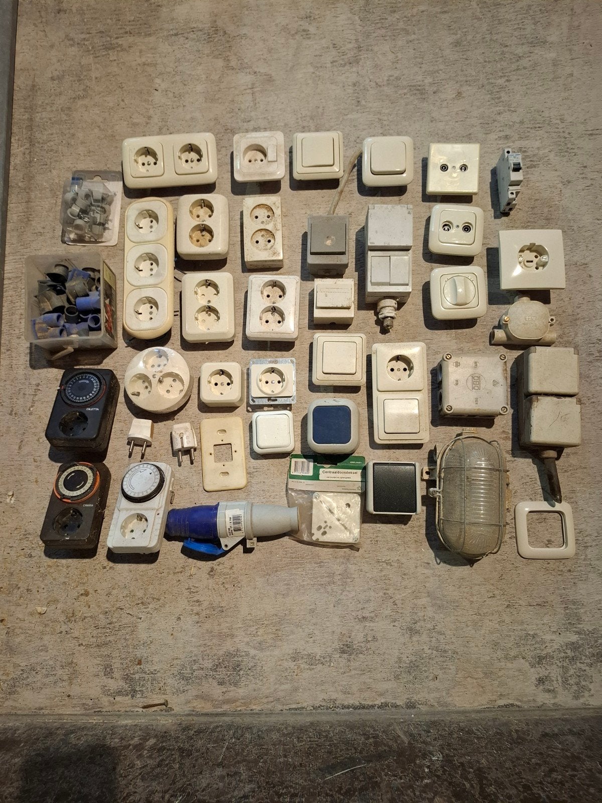 Divers electra spullen. T.e.a.b., Doe-het-zelf en Verbouw, Elektra en Kabels, Ophalen, Gebruikt, Stopcontact