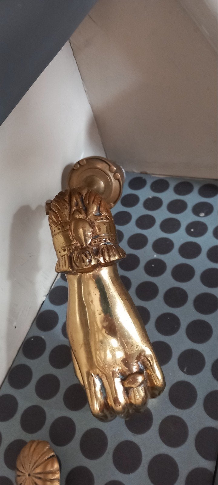 Antieke messing deurklopper in handvorm, Ophalen of Verzenden