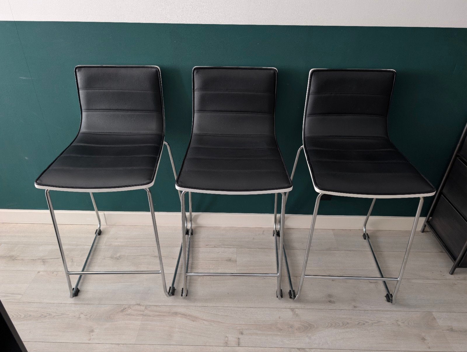 3x Trendhopper barkrukken / counter stoelen (zwart/wit leder, Ophalen, Gebruikt, Met voetsteun, 60 tot 90 cm