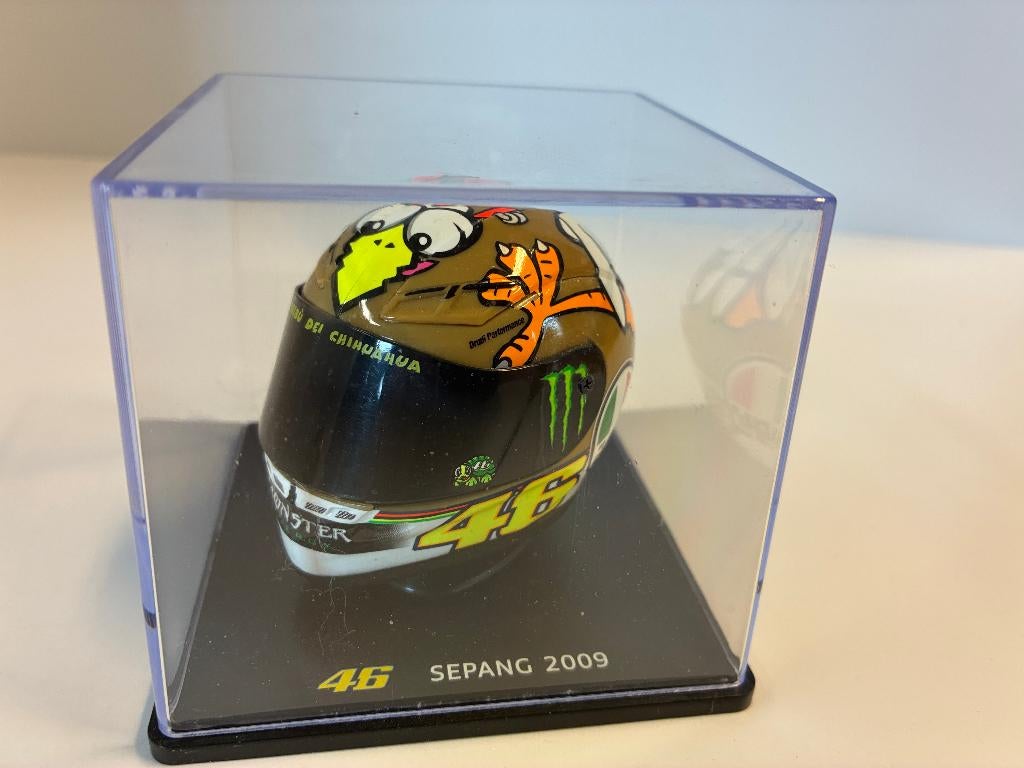 69765: Helm - MotoGP - Valentino Rossi - Sepang 2009 - 1:5, Hobby en Vrije tijd, Modelauto's | 1:5 tot 1:12, Overige typen, Zo goed als nieuw