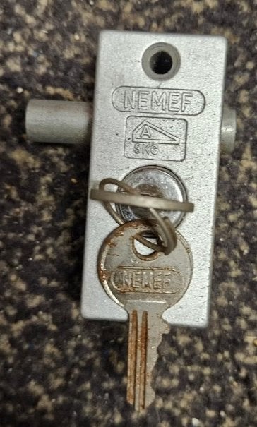NEMEF metalen oplegslot met twee sleutels, Ophalen of Verzenden, Gebruikt, IJzer, Slot