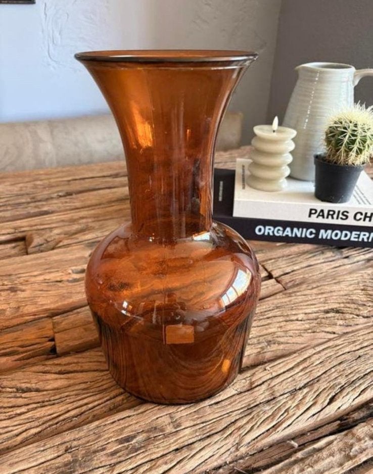 Mooie glazen cognac kleur vaas met uitlopende hals NIEUW, Ophalen of Verzenden, Nieuw, Glas