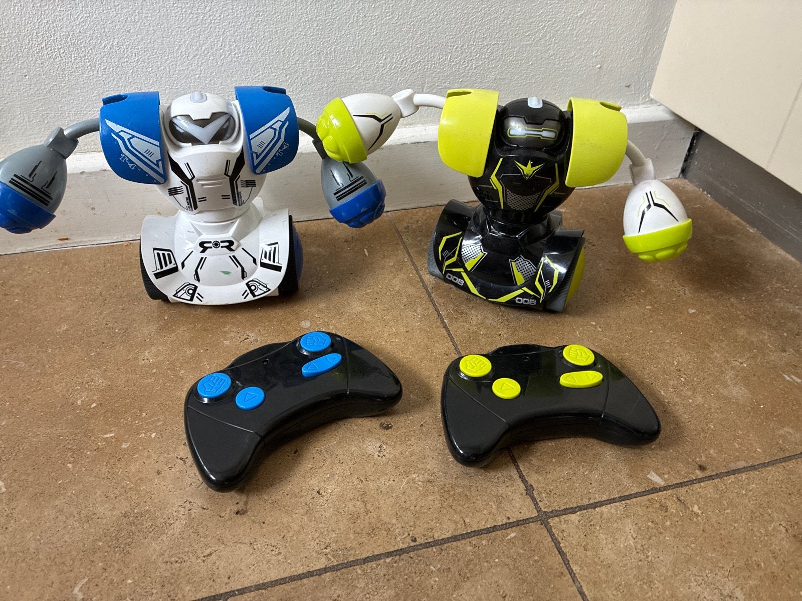 Boksende robots met afstandsbediening, Ophalen, Gebruikt