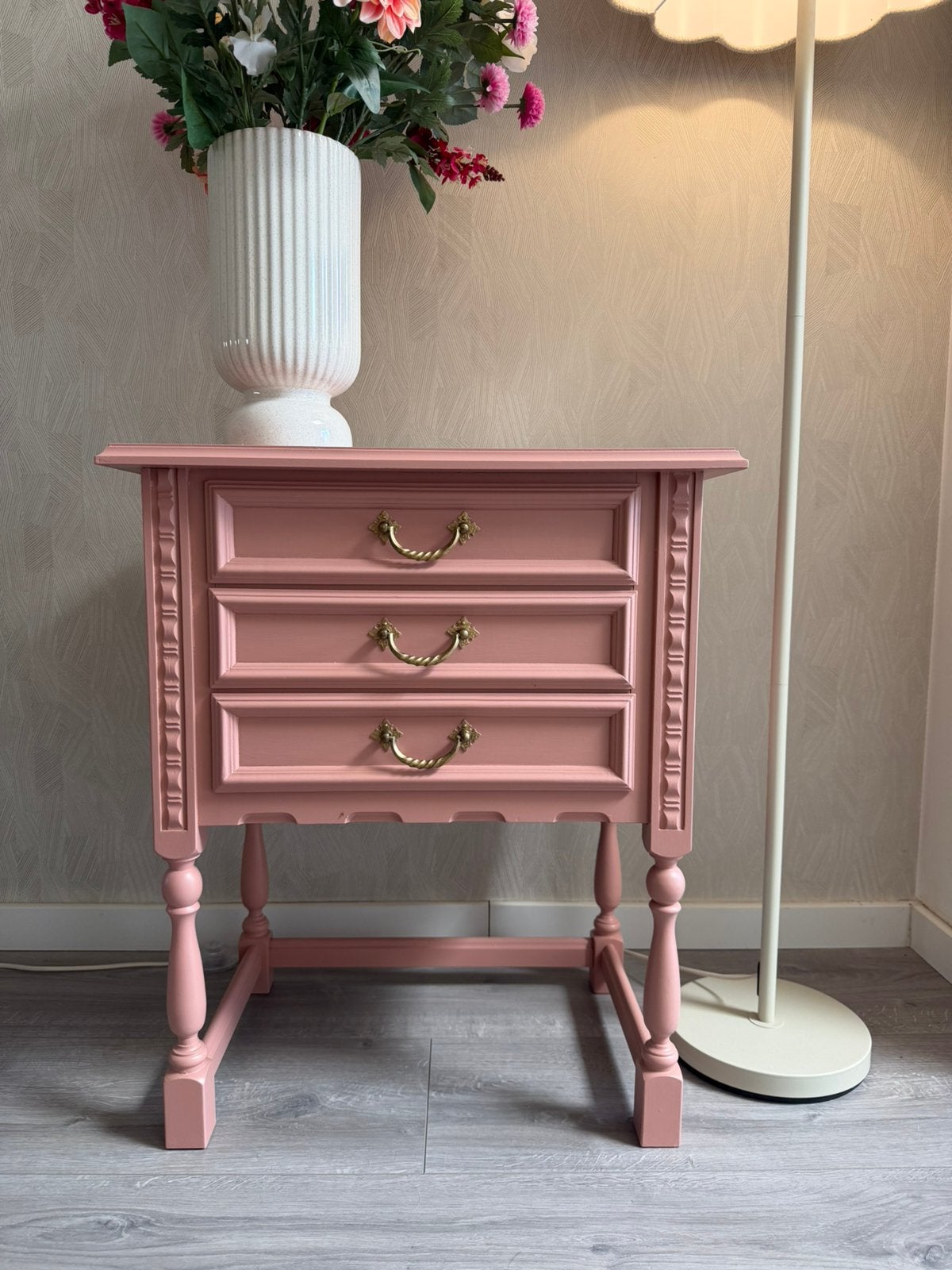Opgeknapt roze kastje met 3 lades - 68x57cm, Huis en Inrichting, Kasten | Overige, Ophalen, Zo goed als nieuw
