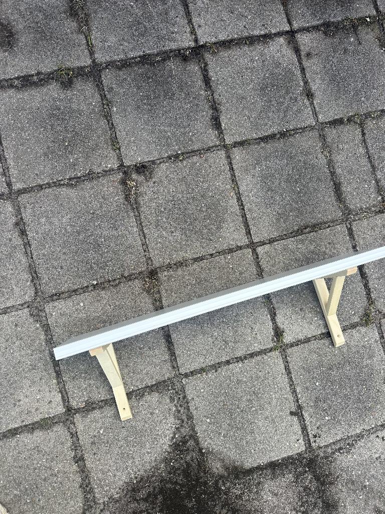 2 Ikea BERGSHULT wandplanken + drager, Ophalen, Zo goed als nieuw