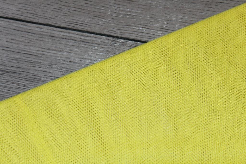 Rol uni Tule stof Geel - Flare free 100%nylon #135, Overige materialen, 120 cm of meer, Geel, Nieuw