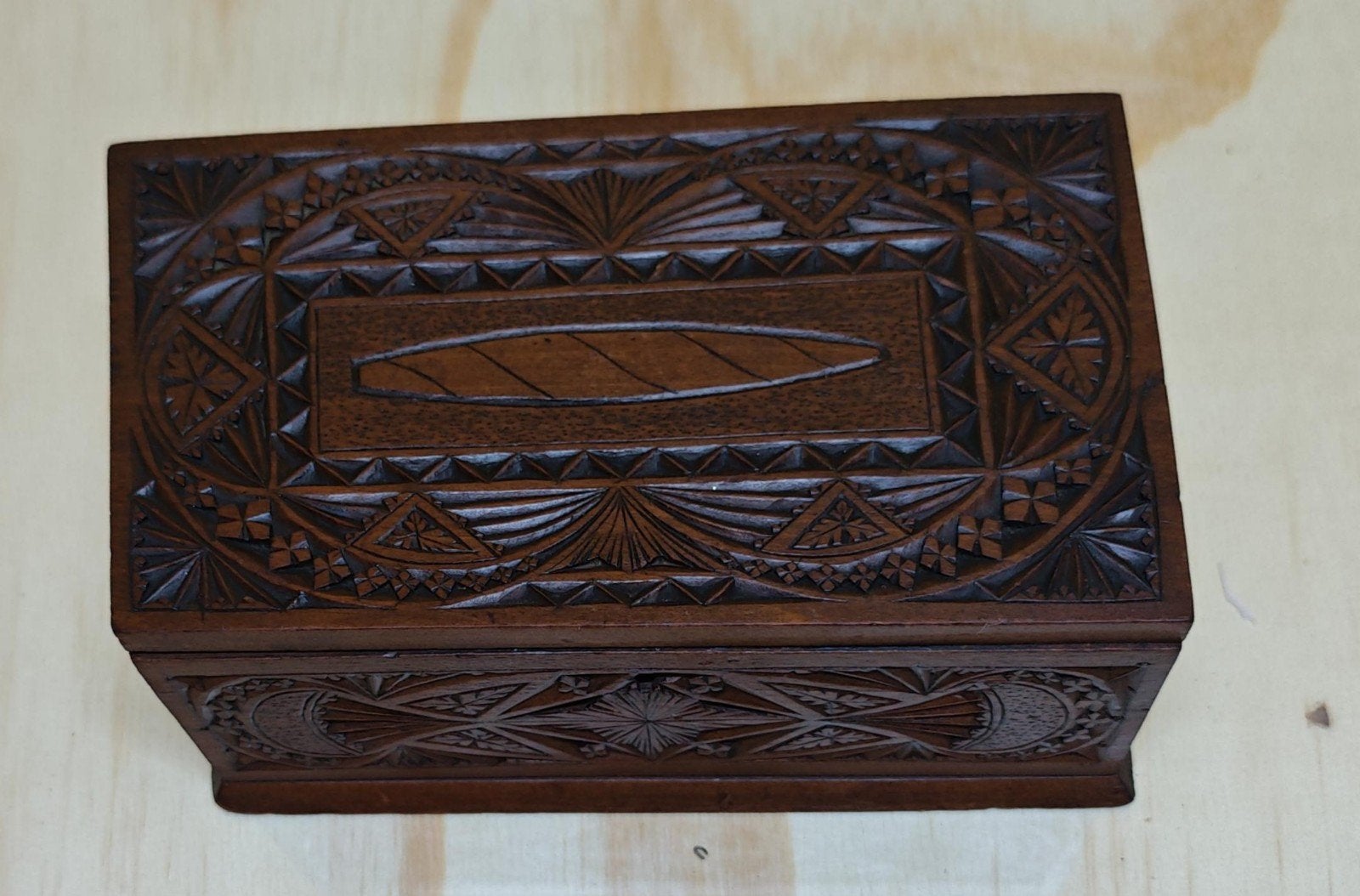 Antieke Friese kerfwerk doos, handgesneden rond 1900, Ophalen