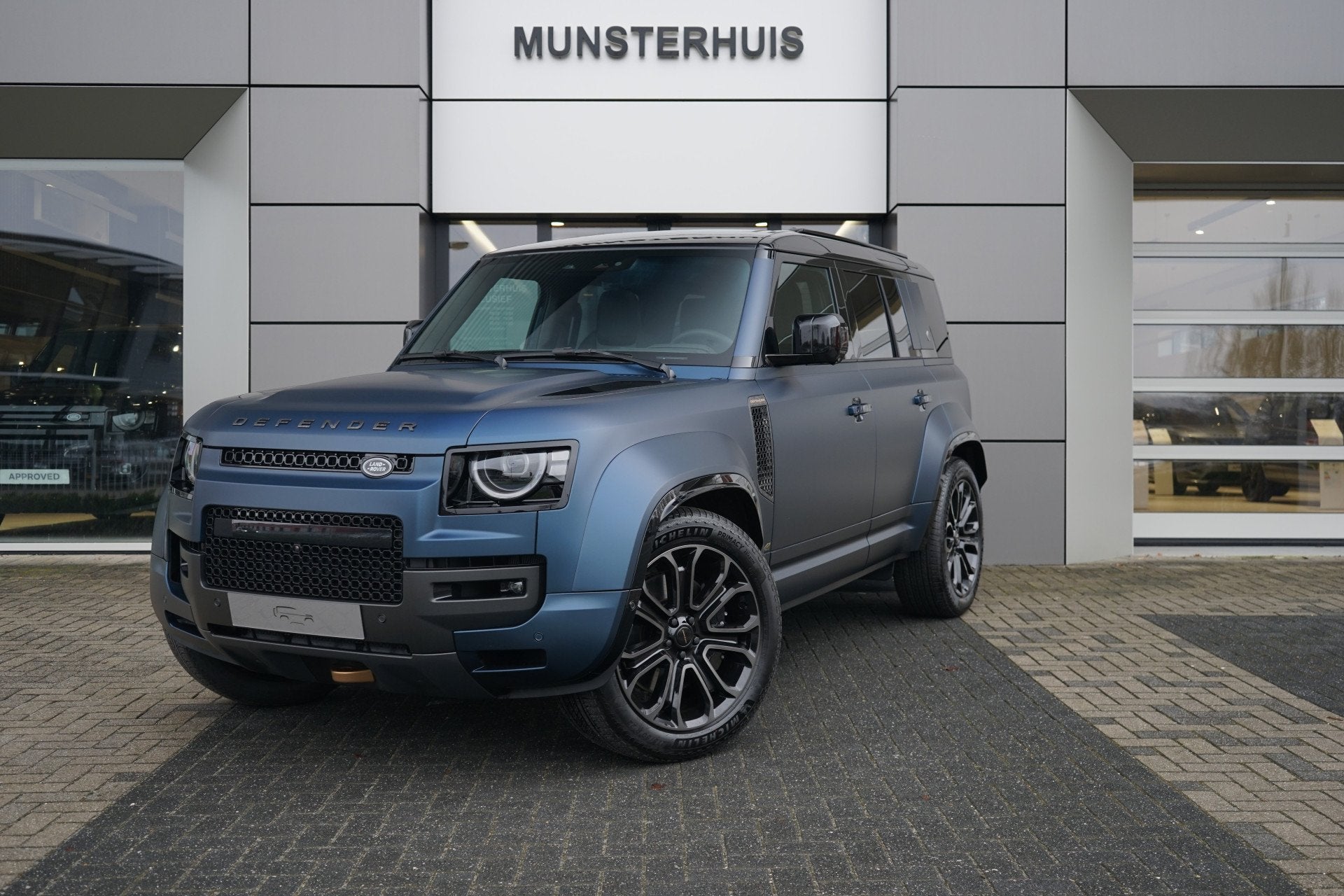 Land Rover Defender 110 4.4 P635 110 Octa | Elektrische trek, Auto's, Land Rover, Automaat, 12 maanden, Leder, 2485 kg