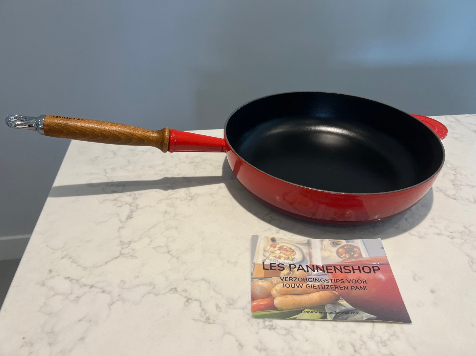 Le Creuset sauteerpan 28 cm kersenrood in heel goede staat, Koekenpan, Gietijzer, Met handvatten, Le Creuset