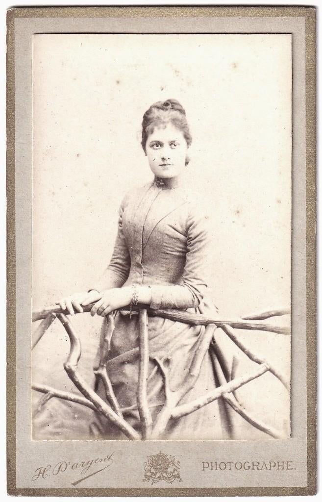 CDV - Jonge Vrouw Jurk Hek - Foto D'Argent Brussel, Verzamelen, Gebruikt, Foto, Voor 1940, Buitenland