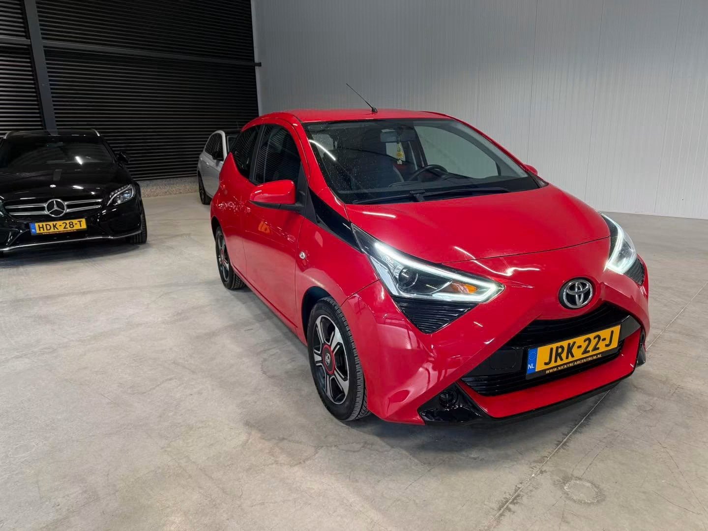 Toyota Aygo 1.0 Vvt-i 72pk 5D 2021 Rood, Auto's, Voorwielaandrijving, Stof, 4 stoelen, Handgeschakeld