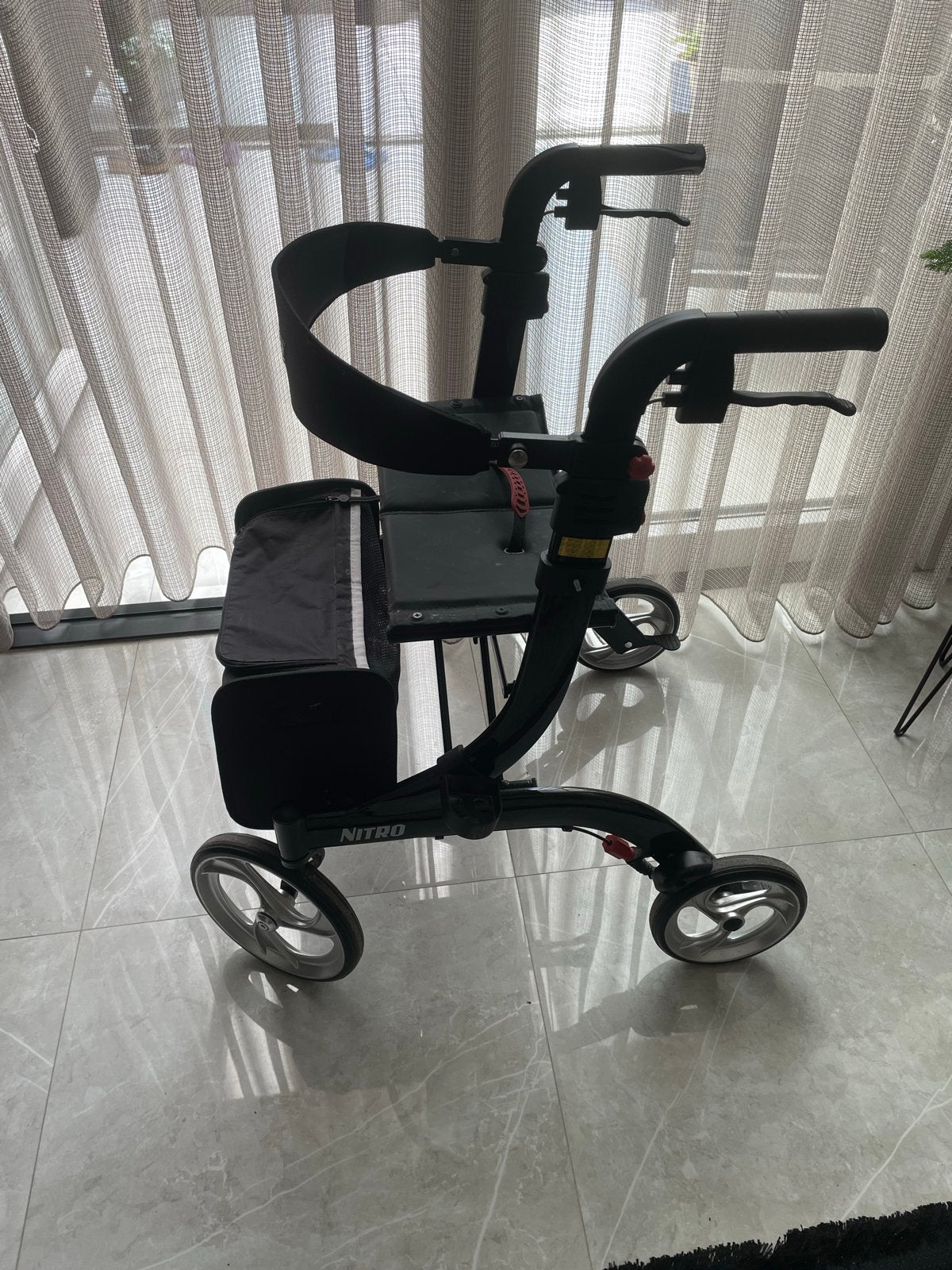 Rollator Drive Nitro , maat M, Ophalen, Zo goed als nieuw