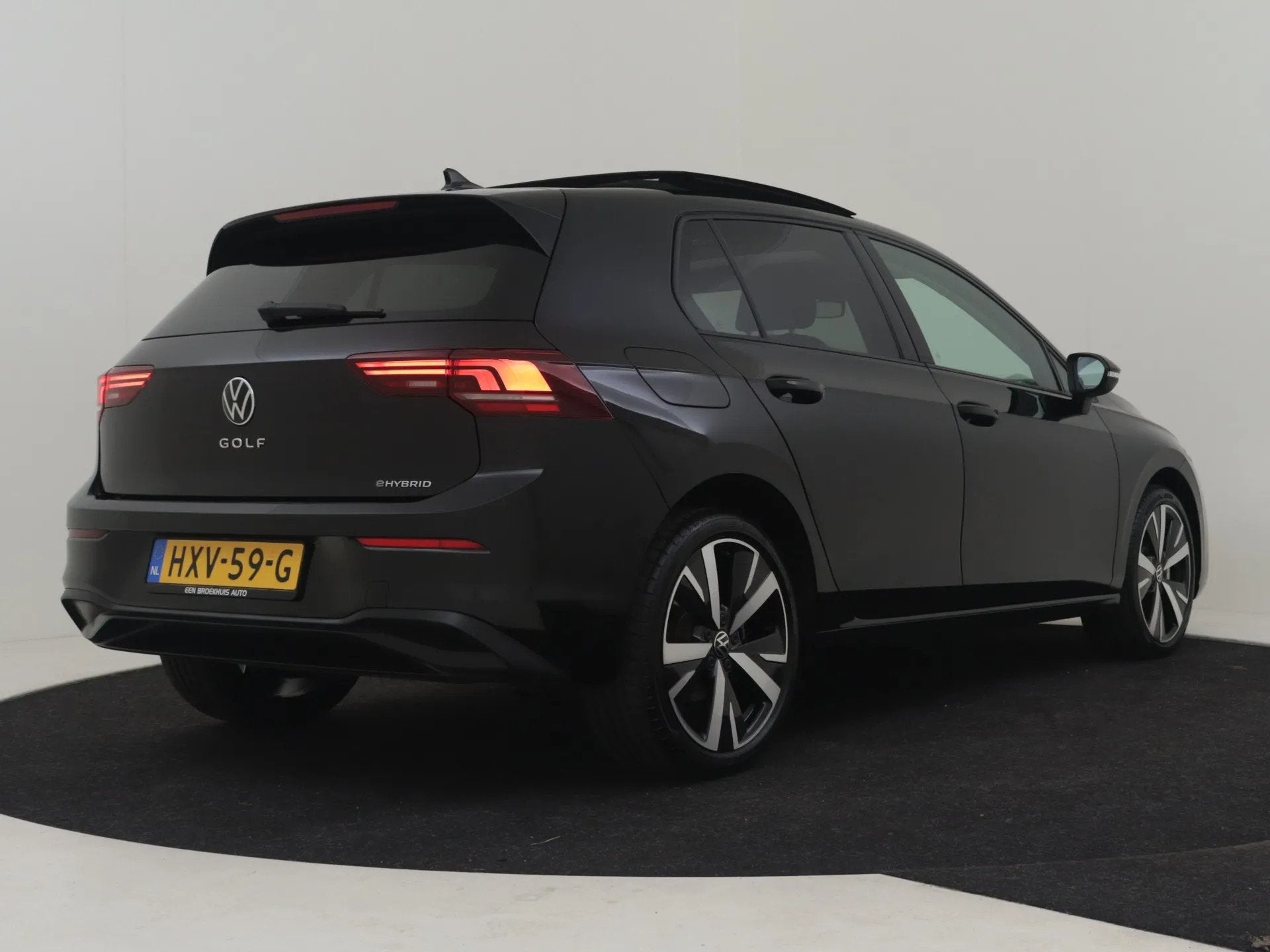 Volkswagen Golf 1.5 eHybrid Life Edition 204Pk DSG/AUTO, 4 cilinders, Zwart, Bedrijf, 1700 kg
