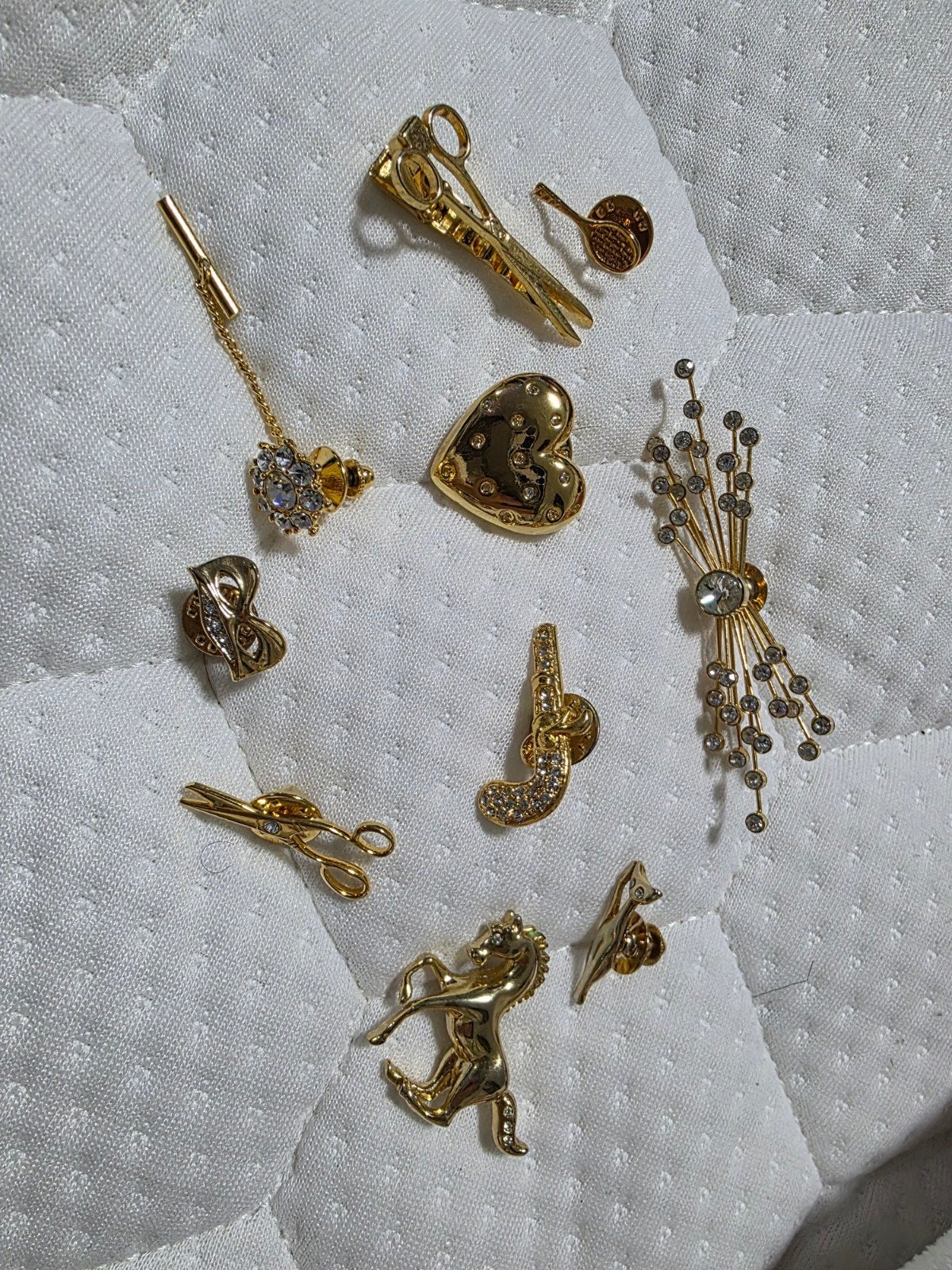 Diverse gouden broches en reversspelden, met strass, Ophalen, Overige materialen, 4 tot 7 cm, Gebruikt