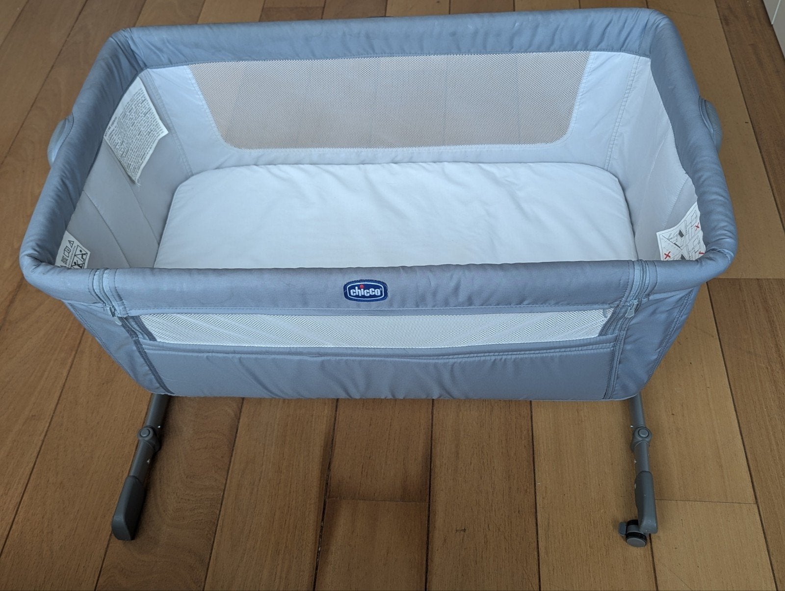 Chicco Next2Me Essential Baby Cot Side Bed, Co-Sleeping Cot, Kinderen en Baby's, Ophalen, Zo goed als nieuw, Minder dan 140 cm