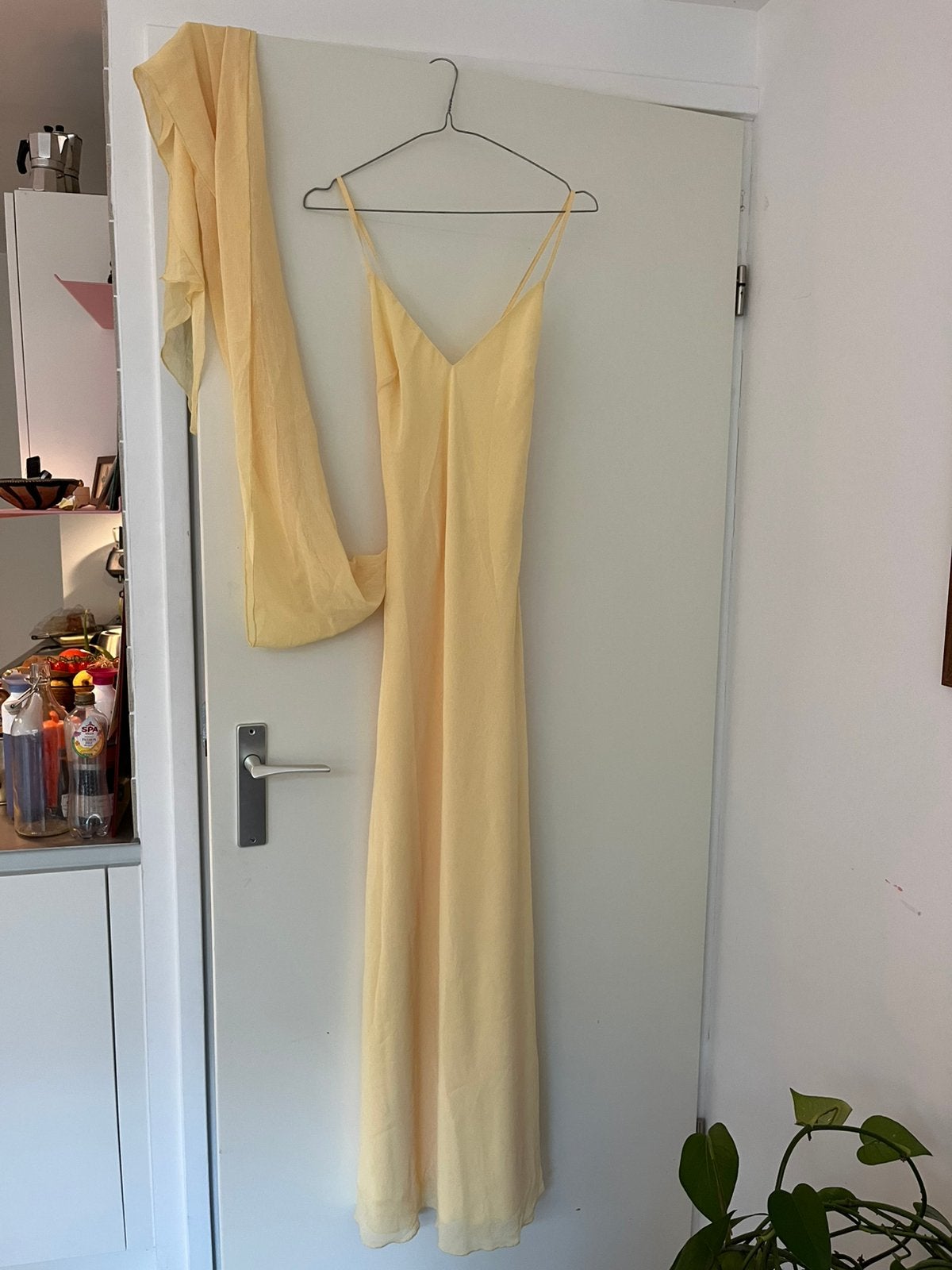 Prachtige gele maxi slipdress met losse sjaal, Galajurk, Geel, Nieuw, Ophalen of Verzenden