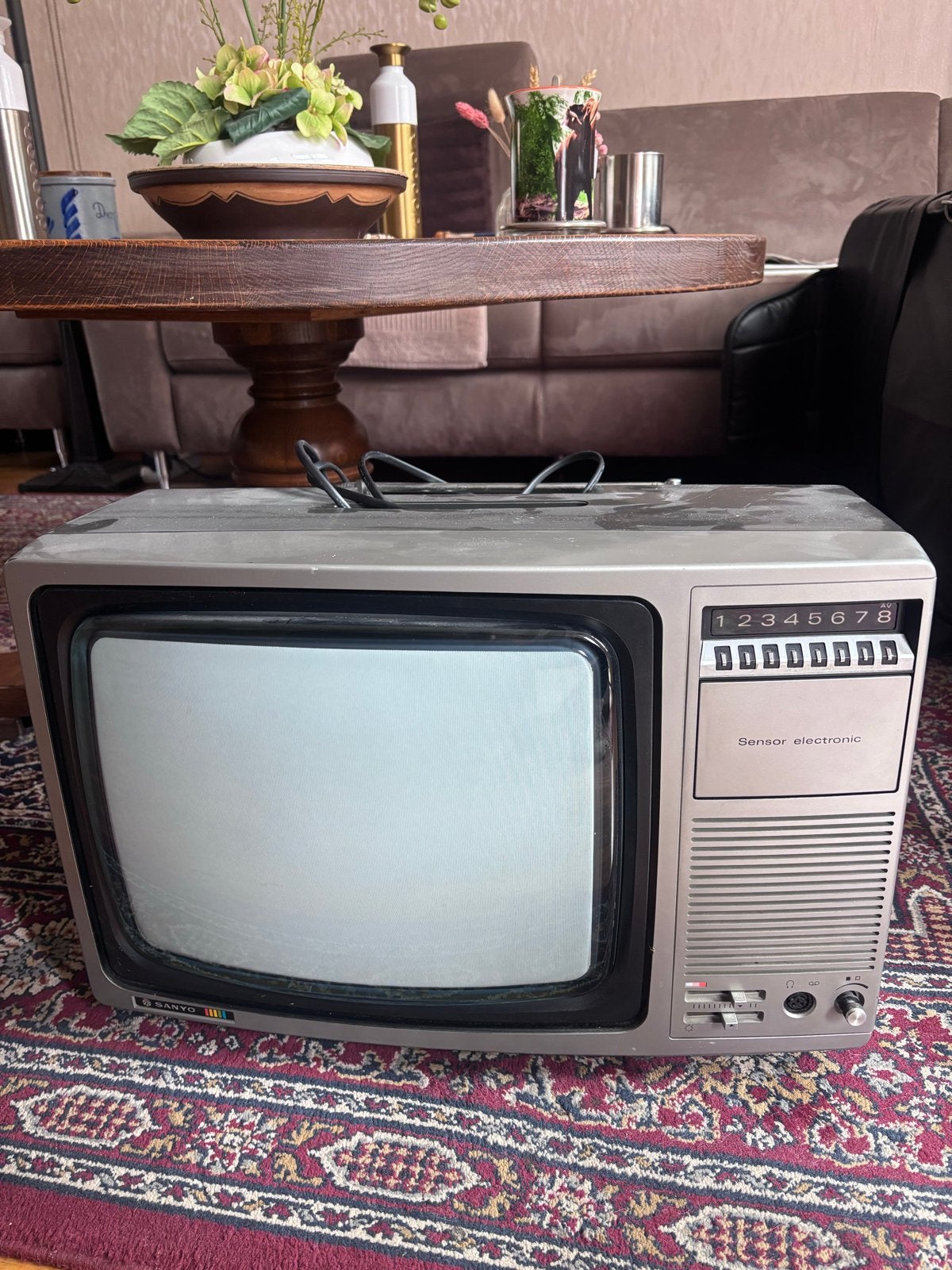 Vintage Sanyo draagbare zwart-wit televisie, Ophalen