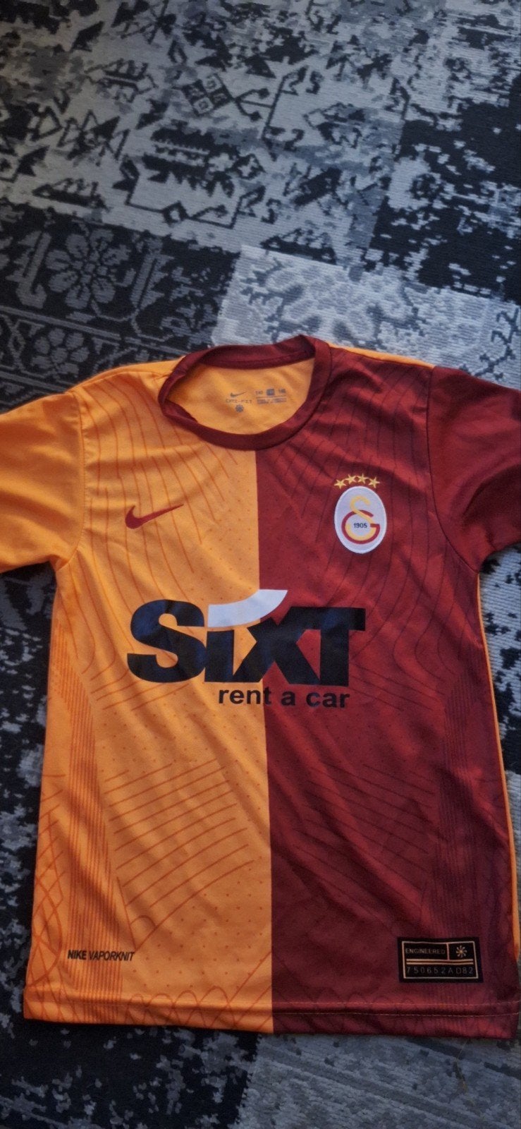 Galatasaray voetbalsetje maat 140 Nieuw, Maat XS of kleiner, Ophalen of Verzenden, Nieuw, Shirt