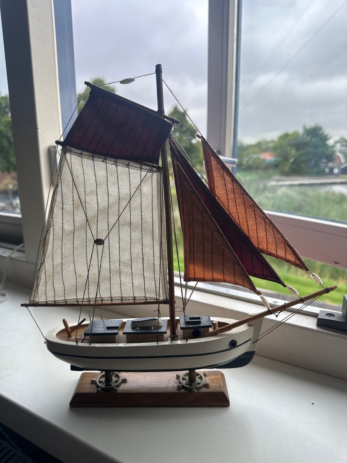 Decoratief Zeilschip Model met Licht Verkleurd Wit Zeil, Ophalen of Verzenden, Gebruikt, Groter dan 1:32, Overige merken