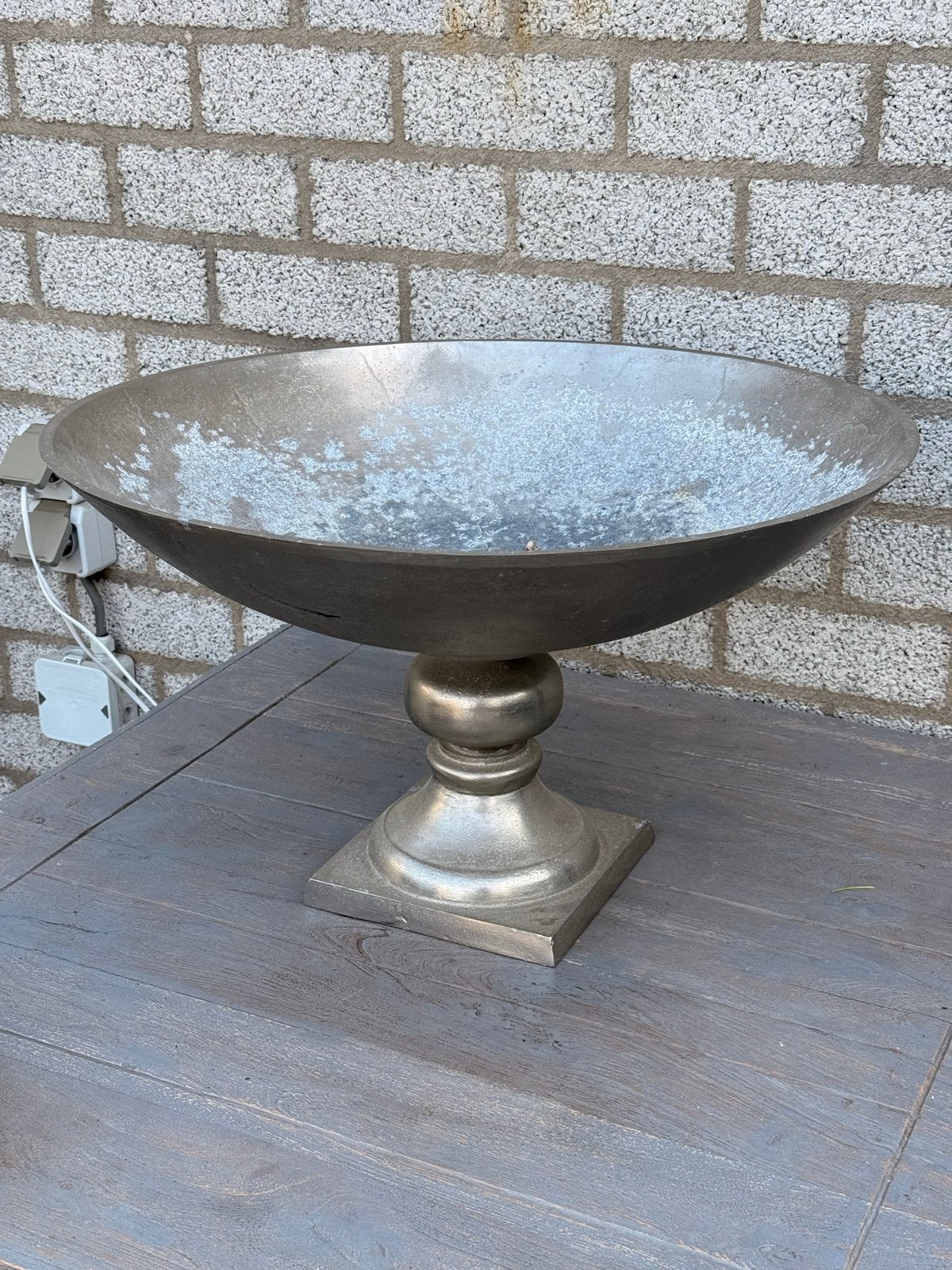 Decoratieve metalen schaal op voet, Ophalen, Schaal, Rond, Metaal