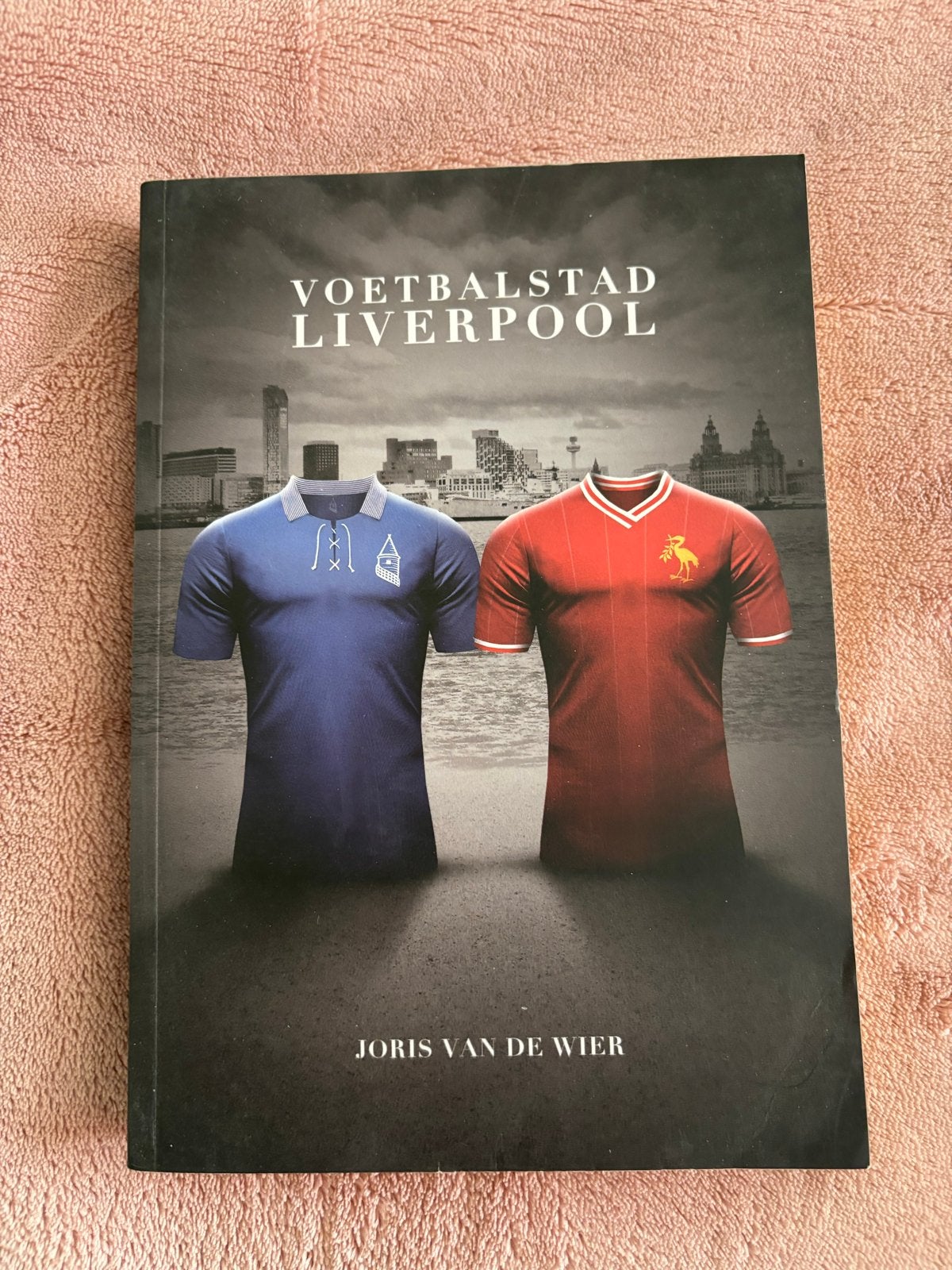 Voetbalstad Liverpool - Joris van de Wier, Ophalen of Verzenden, Zo goed als nieuw, Balsport